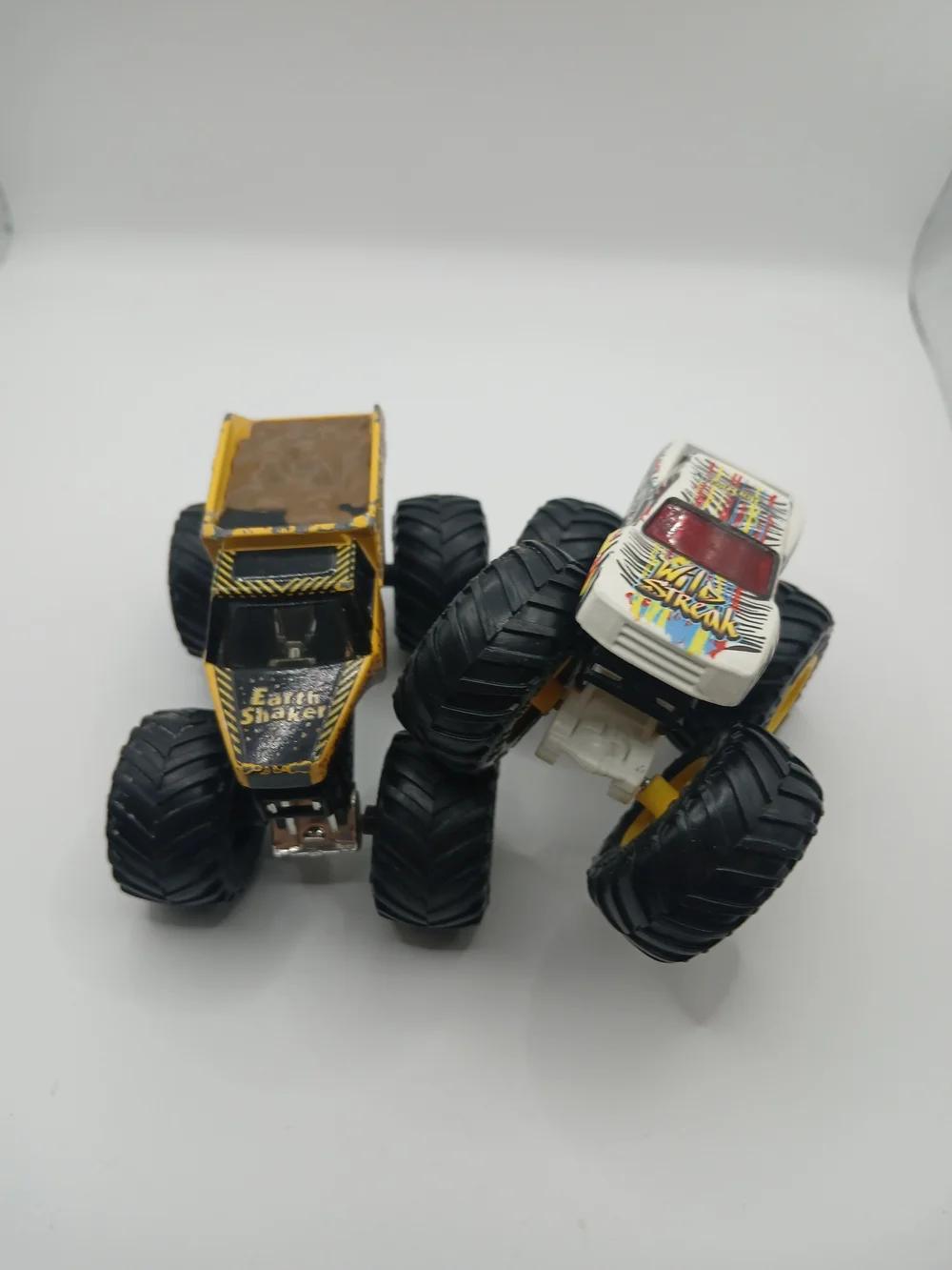 Hot‎ Wheels Monster Trucks Wild Streak Zebra Stripe 1:64 Scale & Earth Shaker